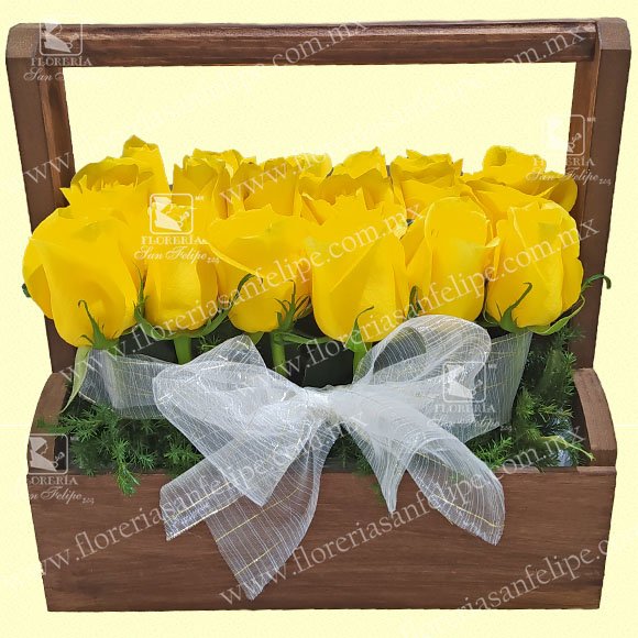 Canastita de Madera con 18 Rosas y Listón